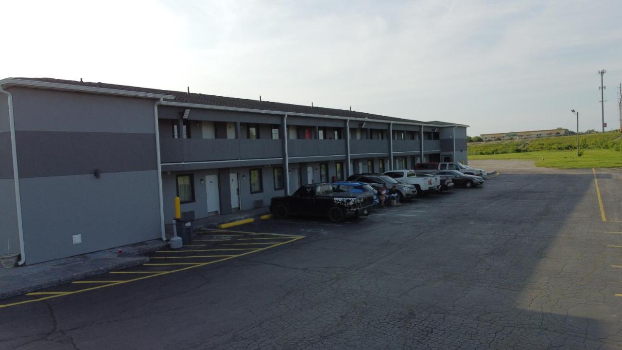 Days Inn By Wyndham Indianapolis East Post Road Exterior photo