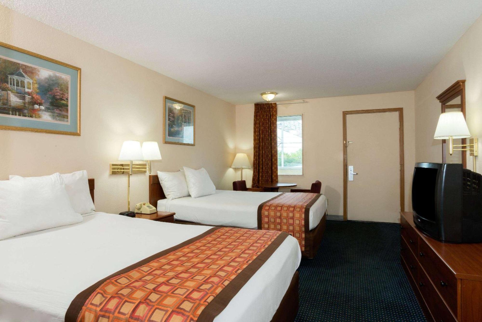 Days Inn By Wyndham Indianapolis East Post Road Exterior photo